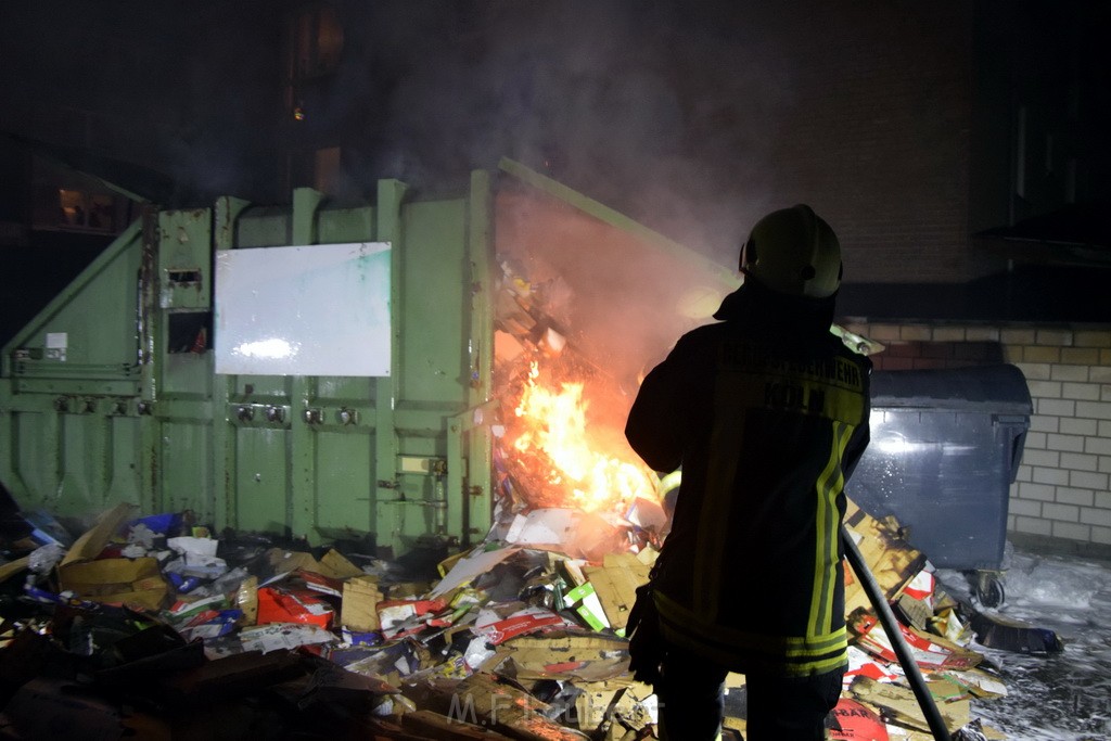 Feuer Papp Presscontainer Koeln Hoehenberg Bochumerstr P291.JPG - Miklos Laubert